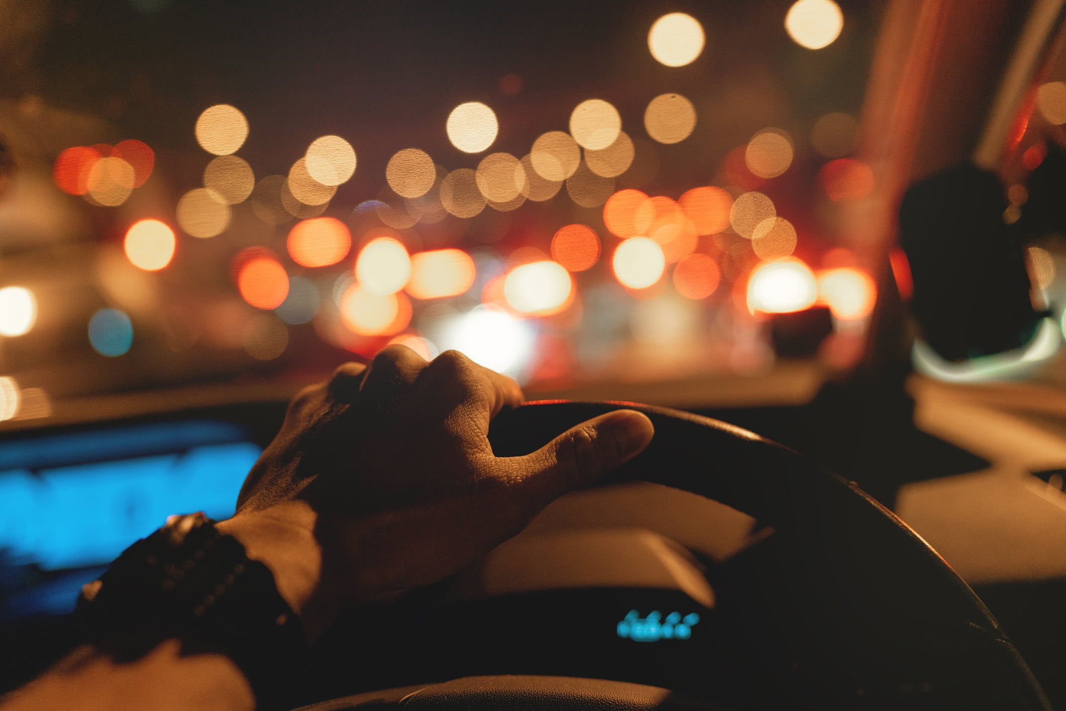 Consejos visuales para conducir de noche sin riesgo