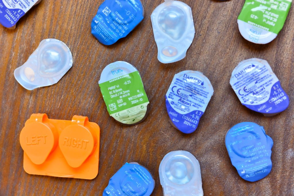 How long can you wear daily contacts? Daily disposable contacts are designed to be worn once throughoutout the day and thrown away after each use. 